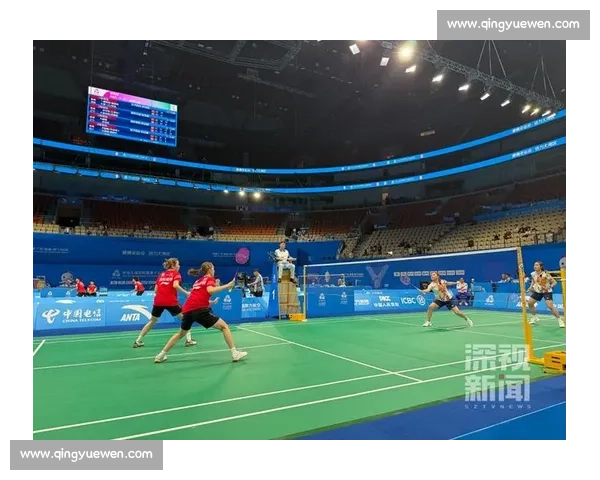 低视角视角下的羽毛球比赛精彩瞬间 快速反应与技巧的完美对决