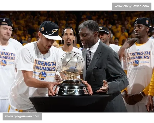 勇士队奋勇拼搏再度捧起总冠军奖杯，见证篮球历史辉煌时刻